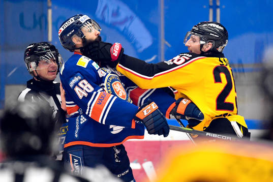 Växjös Daniel Rahimi och Luleås Anton Hedman i ett gruff