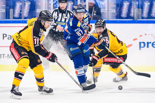 Växjös Robert Rosén mellan Luleås Petter Emanuelsson