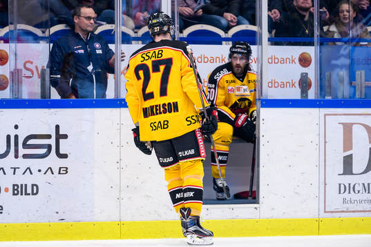 Luleås Brendan Mikkelson på väg ut i utvisningsbåset