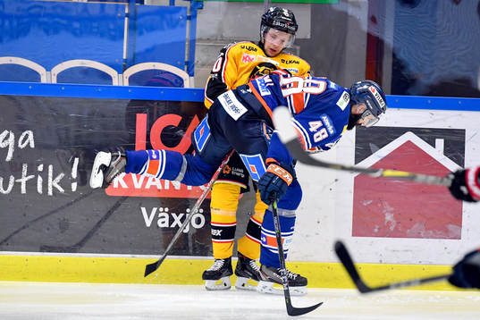 Växjös Daniel Rahimi tacklar Luleås Einar Emanuelsson