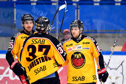 Luleås Ryan Johnston jublar med lagkamrater