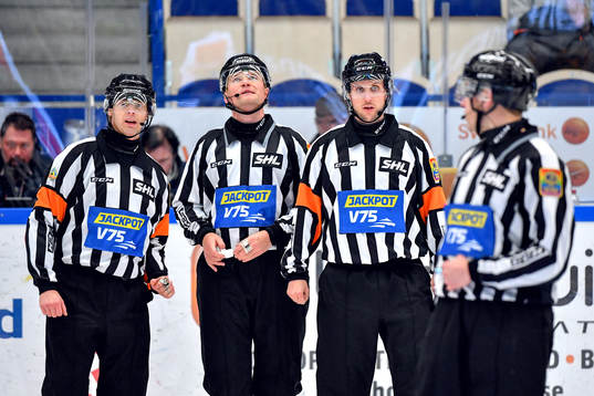 Domarteamet med huvuddomare Mikael Andersson och Patric