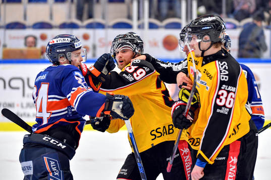 Växjös Brendan Shinnimin och Luleås Pontus Själin i ett