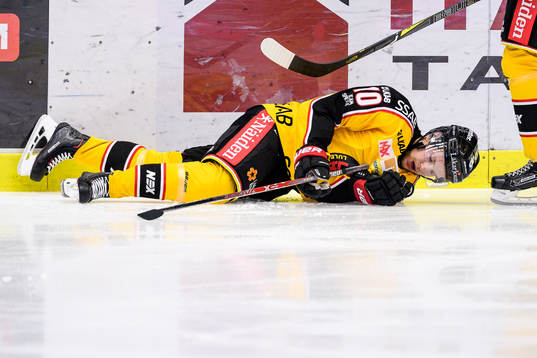 Luleås Einar Emanuelsson ligger skadad