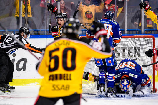 Luleås Johan Forsberg jublar och Växjös målvakt Viktor