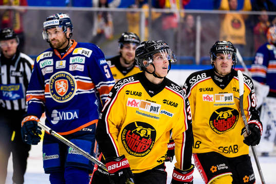 Luleås Isac Lundeström jublar och Växjös Noah Welch