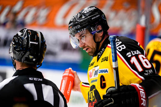 Luleås Niklas Olausson pratar med domaren