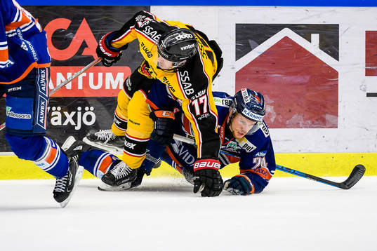 Luleås Andreas Falk trycker ner Växjös Brendan Shinnimin