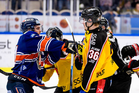 Gruff mellan Växjös Brendan Shinnimin och Luleås Emil