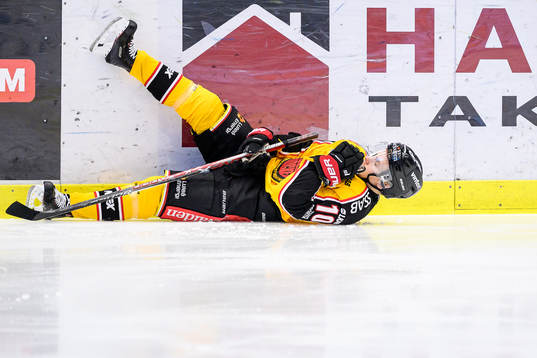 Luleås Einar Emanuelsson faller skadad till isen
