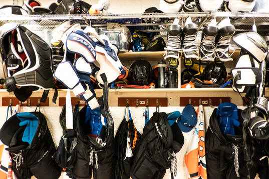 hockeyutrustning i ett omklädningsrum