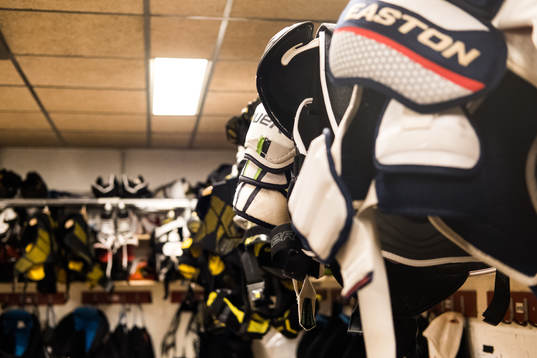 hockeyutrustning i omklädningsrum