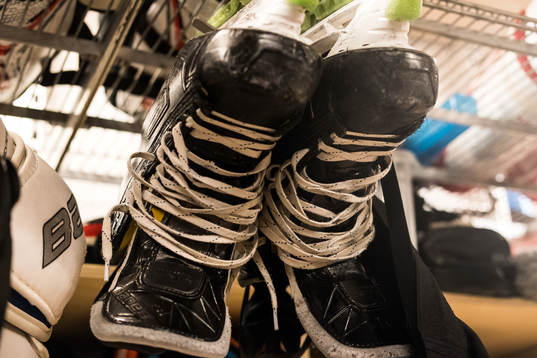 hockeyutrustning, skridskor i omklädningsrum