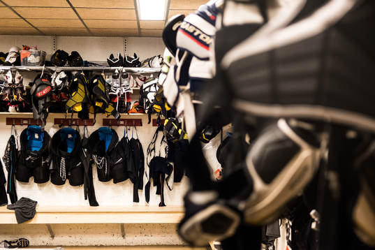 hockeyutrustning i omklädningsrum