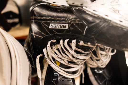 hockeyutrustning, skridskor i omklädningsrum