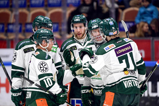 Färjestads Niklas Fogström jublar med lagkamrater