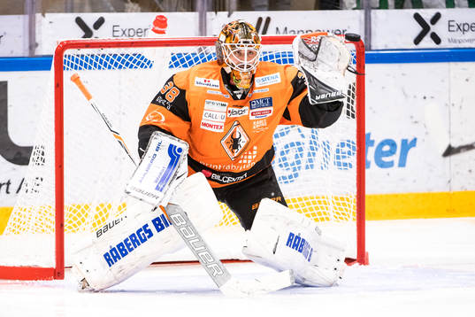 Karlskronas målvakt Johannes Jönsson  räddar
