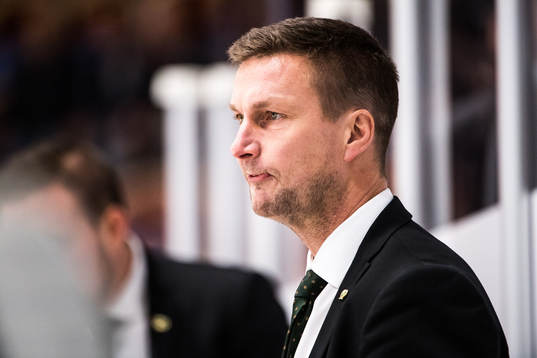 Färjestads tränare Johan Pennerborn deppar