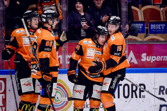 Karlskronas Filip Cruseman jublar med lagkamrater