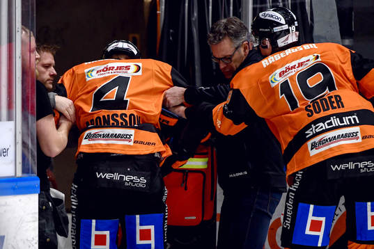 Karlskronas Victor Aronsson får hjälp av isen