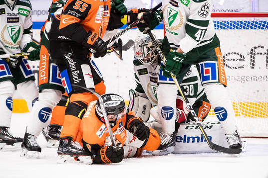 rörigt framför Färjestads målvakt Lars Haugen