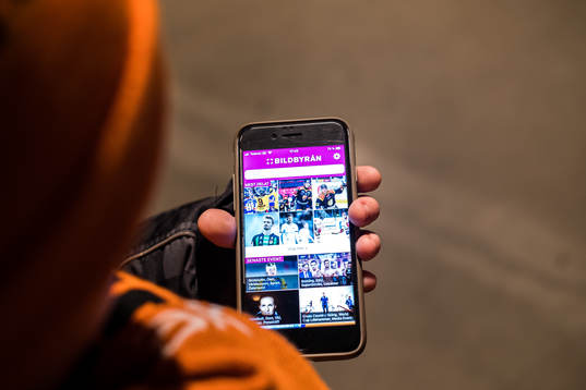 pojke tittar på Bildbyråns app