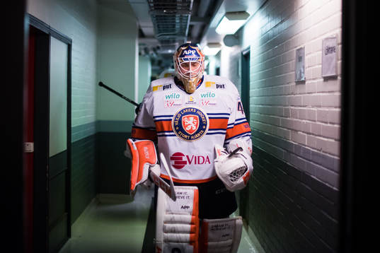 Växjös målvakt Viktor Andrén före  ishockeymatchen i