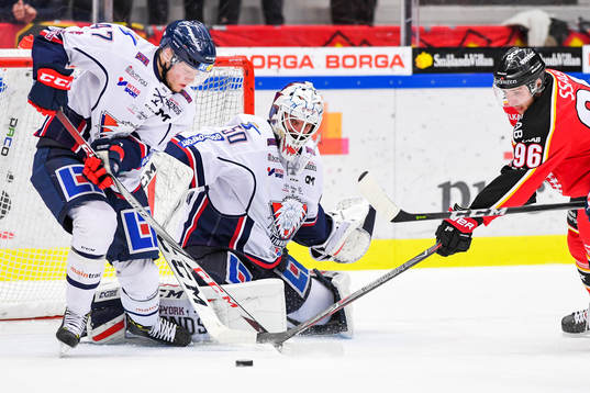Linköpings Anton Karlsson, målvakt Jonas Gustavsson och