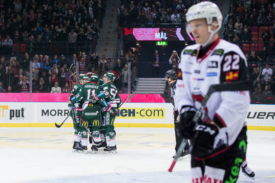 Frölundas Ryan Lasch jublar och omfamnas