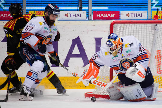 Växjös Linus Fröberg och målvakt Viktor Andrén