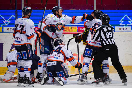 Brynäs Johan Alcén oroar framför Växjös målvakt