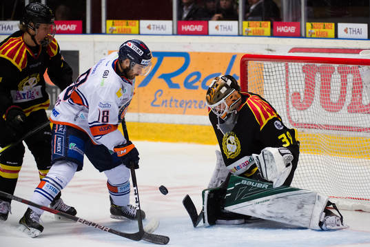 Växjös Andrew Calof oroar framför Brynäs målvakt Linus