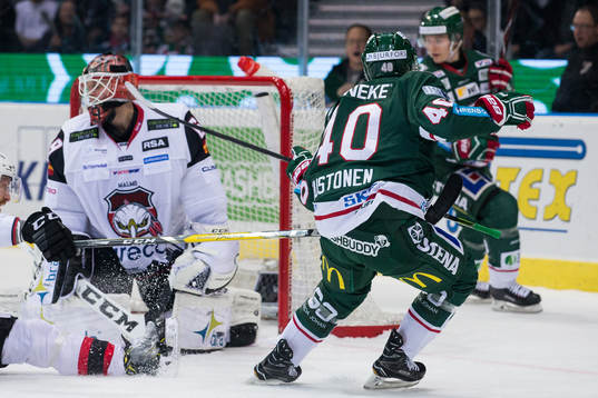 Frölundas Joel Mustonen skjuter 2-1 bakom Malmö Redhawks