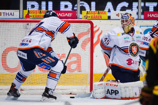 Växjös Pontus Netterberg rensar bort puck bakom Växjös