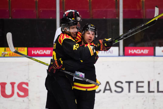 Brynäs Jesper Jensen och Kevin Clark jublar