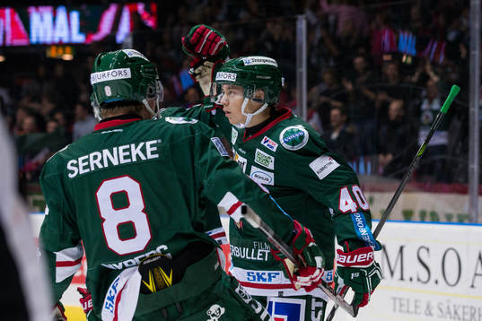 Frölundas Joel Mustonen jublar med lagkamrater