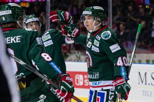 Frölundas Joel Mustonen jublar med lagkamrater