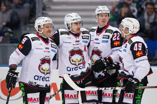 Malmö Redhawks Nils Andersson jublar ihop med Frederik