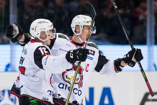 Malmö Redhawks Matias Lassen jublar ihop med Fredrik