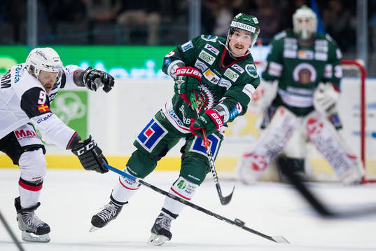 Frölundas Adam Almqvist och Malmö Redhawks Frederik Storm