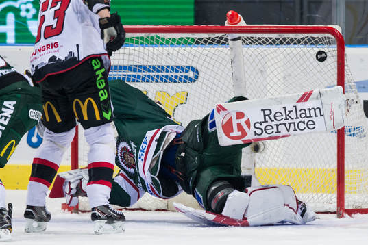 Frölundas målvakt Johan Gustafsson släpper in 2-3