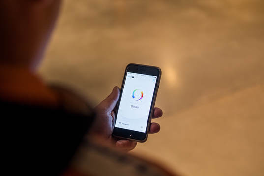 Man betalar med swish på mobilen