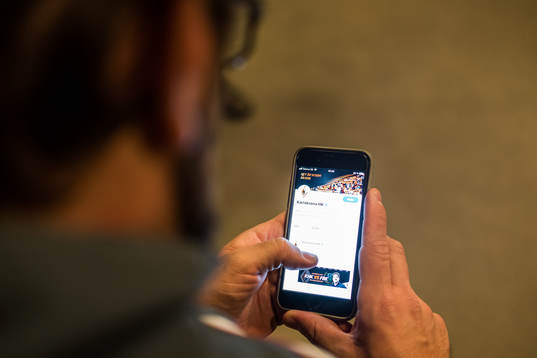 Man tittar på KHK officiella twitterkonto på mobilen