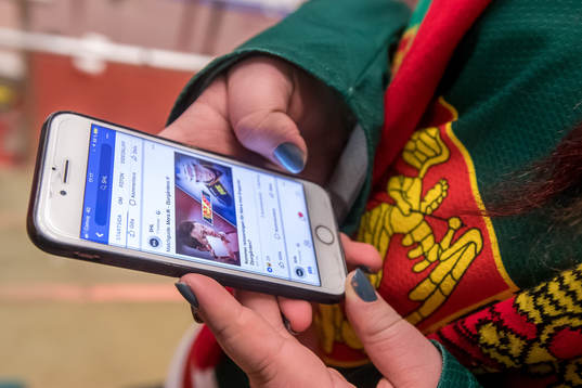 Kollar Mora IKs facebook på mobilen i ishockeymatchen i