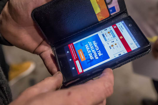 Kollar Mora IKs hemsida på mobilen i ishockeymatchen i SHL
