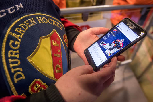 Kollar Djurgårdens instagram på mobilen i ishockeymatchen