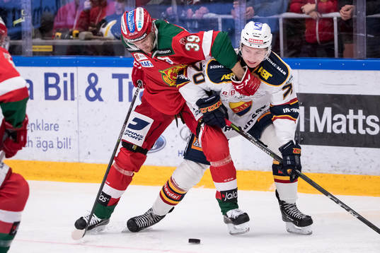 Moras Jacob Nilsson och Djurgårdens Marcus Davidsson  i