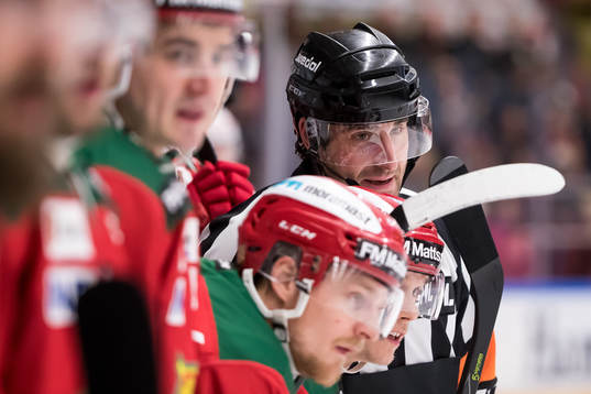 Domare Mikael Sjökvist i ishockeymatchen i SHL mellan Mora