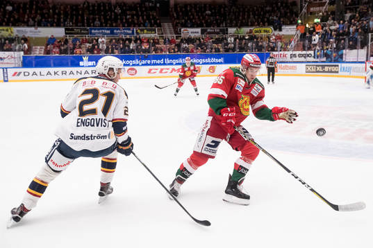 Djurgårdens Andreas Engqvist och Moras Michael Haga  i