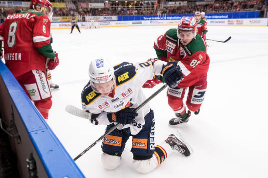 Djurgårdens Andreas Engqvist och Moras Michael Haga  i